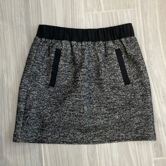 LOFT Dresses & Skirts - LOFT Pull On Grey Skirt